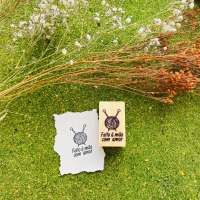 Carimbo&#x20;-&#x20;Feito&#x20;&#x00E0;&#x20;m&#x00E3;o&#x20;com&#x20;amor&#x20;&#x28;novelo&#x20;de&#x20;l&#x00E3;&#x29;&#x20;-&#x20;3x5cm