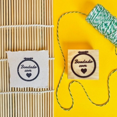 Carimbo&#x20;-&#x20;Bordado&#x20;com&#x20;&#x28;cora&#x00E7;&#x00E3;o&#x29;&#x20;-&#x20;4x4cm