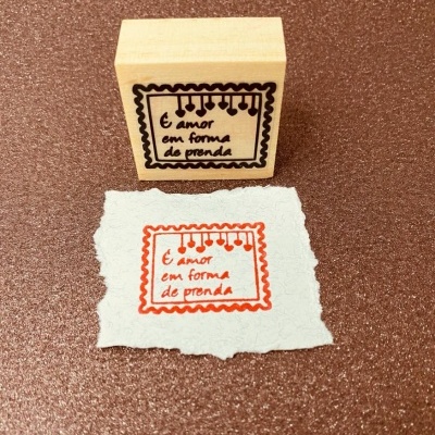 Carimbo&#x20;-&#x20;Selo&#x20;&#x27;&#x00C9;&#x20;amor&#x20;em&#x20;forma&#x20;de&#x20;prenda&#x27;-&#x20;4x4cm
