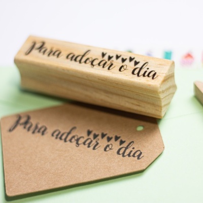 Carimbo&#x20;-&#x20;Para&#x20;ado&#x00E7;ar&#x20;o&#x20;dia&#x20;&#x20;-&#x20;2x7cm