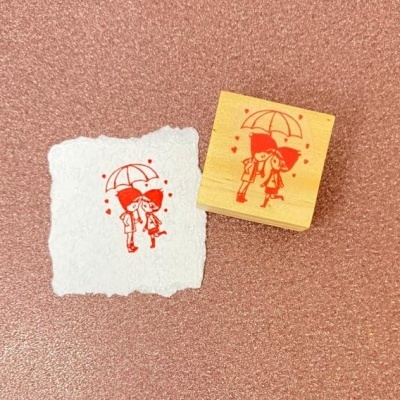 Carimbo&#x20;-&#x20;Casal&#x20;na&#x20;chuva&#x20;-&#x20;4x4cm