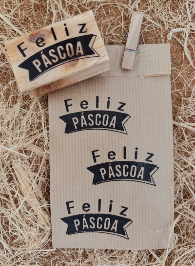 Carimbo de madeira e saco de papel com texto Feliz PÁSCOA