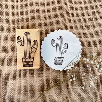 Carimbo com desenho de cacto e impressão em papel ao lado