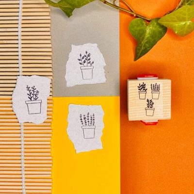 Carimbo de plantas em vasos com imagens carimbadas em papel e fundo colorido