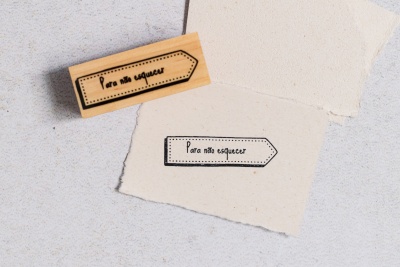 Carimbo de madeira com texto Para não esquecer e etiqueta impressa em papel rasgado