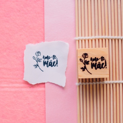 Carimbo em madeira com design 'Amo-te, Mãe!' e papel com impressão igual