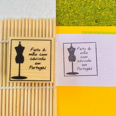 Dois selos com manequim e texto em português sobre superfícies coloridas