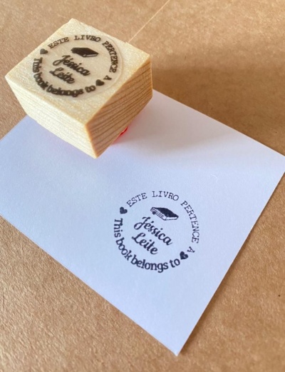 Carimbo de madeira com impressão redonda em papel branco