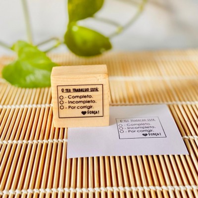 Carimbo de madeira com texto em português e marcação de opções