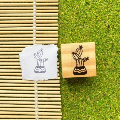 Carimbo de madeira com desenho de cacto e impressão em papel