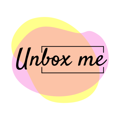 Texto 'Unbox me' em letra cursiva preta com formas coloridas abstratas