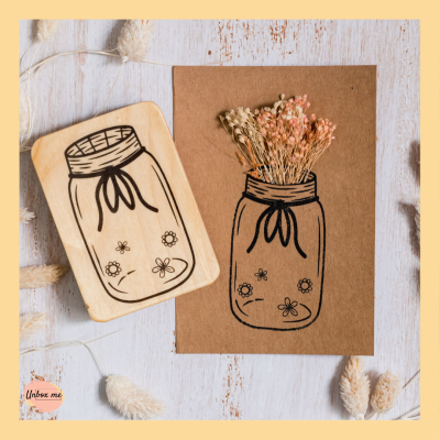 Carimbo de frasco com flores e folhas secas