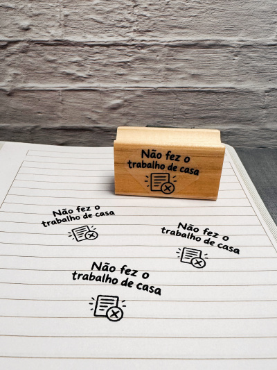 Carimbo de madeira com texto Não fez o trabalho de casa em papel branco