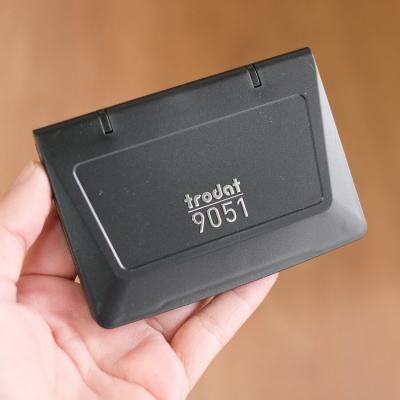 Selo de carimbo preto trodat 9051 em mão humana