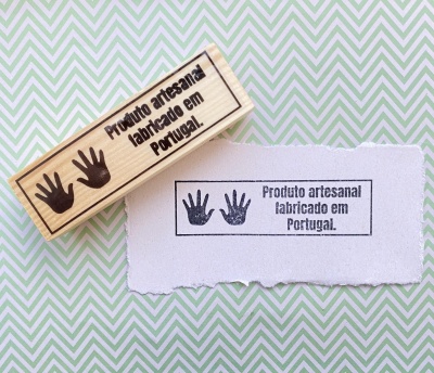 Selo de madeira com borracha preta para carimbo e impressão em papel com texto e mãos