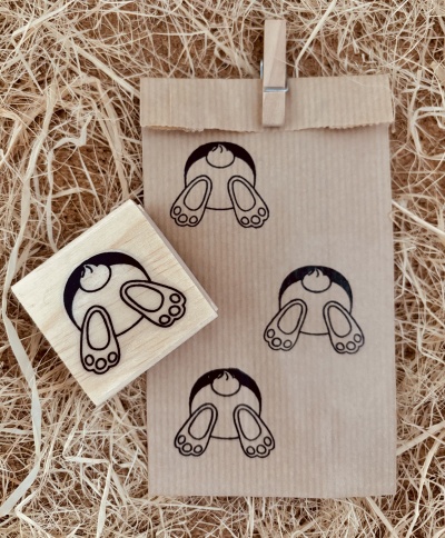 Carimbo de patas de coelho em saco de papel