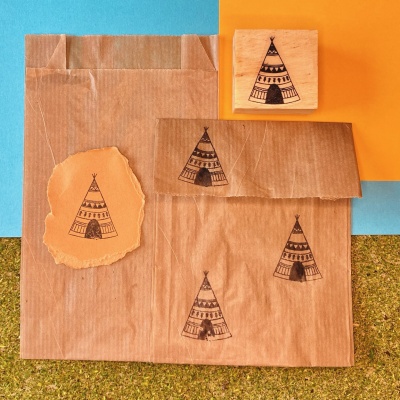 Selo de borracha com padrão de tenda indígena e embalagens de papel castanho com padrão estampado