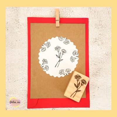 Conjunto de papelaria com desenho de flores e envelope vermelho