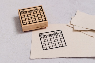 Tampão de borracha com calendário mensal em madeira e papel artesanal