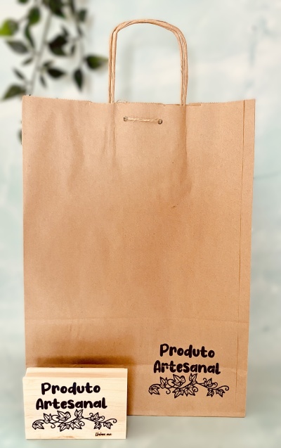 Sacola de papel castanho para produtos artesanais com etiqueta de madeira com texto e desenho similar