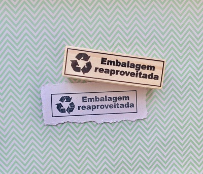 Carimbo de madeira com texto e impressão em papel