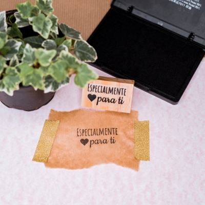 Carimbo com a frase 'ESPECIALMENTE para ti' e planta em vaso