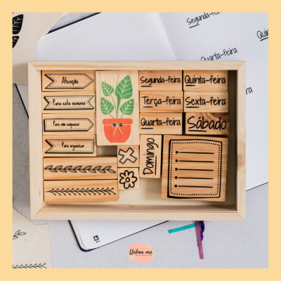 Conjunto de carimbos de madeira com textos em português para organizar semana