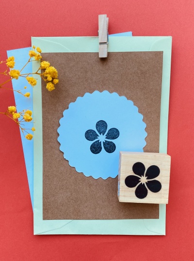 Carimbo de flor e cartão com desenho floral