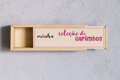 Caixa de madeira clara para carimbos com tampa rotulada