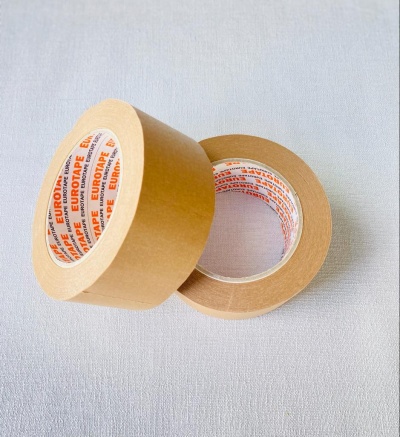 Dois rolos de fita adesiva castanha sobre superfície clara.