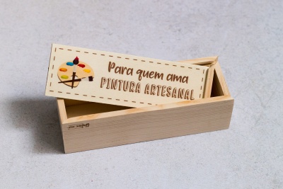 Caixa de madeira com tampa decorada e texto sobre pintura artesanal