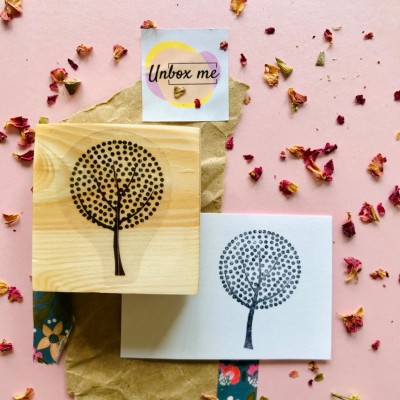 Selo de madeira com desenho de árvore e cartão com imagem semelhante