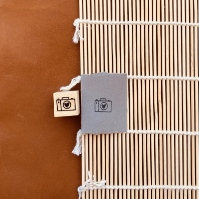 Carimbo de câmara sobre tapete de bambu e fundo castanho