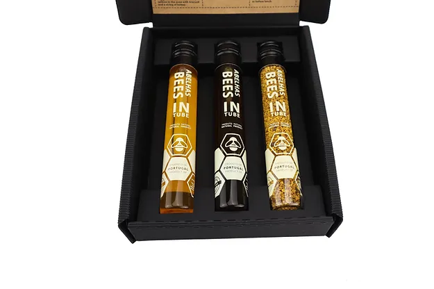Coffret Bees in Tube Conjunto de três tubos de vidro com mel e etiquetas BEES IN TUBE em caixa preta.