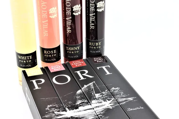 As 4 Cores do Vinho do Porto Quatro mini garrafas de vinho do Porto de várias cores sobre embalagem preta com a palavra PORT.