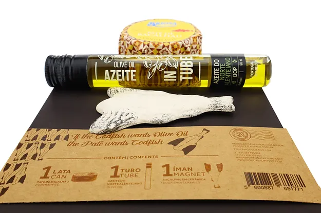 Coffret O Bacalhau Azeiteiro garrafa de azeite em tubo com esponja em forma de peixe e embalagem redonda amarela