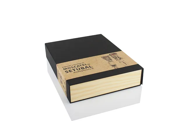 Bebendo a História do Moscatel de Setúbal Caixa de madeira preta com etiqueta castanha e texto Moscatel Setubal