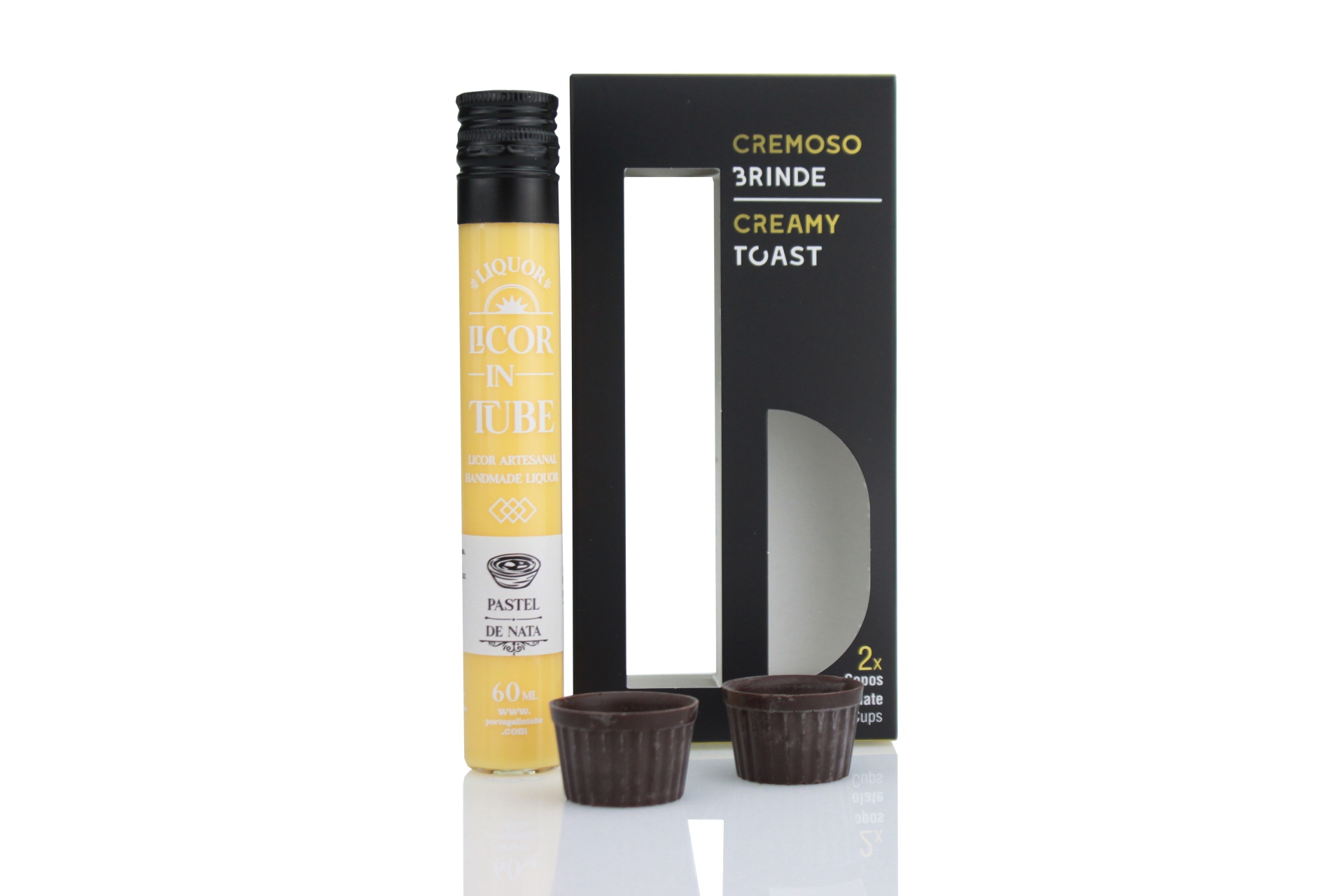 Cremoso Brinde Licor em tubo amarelo com tampa preta e dois copos de chocolate ao lado com embalagem preta