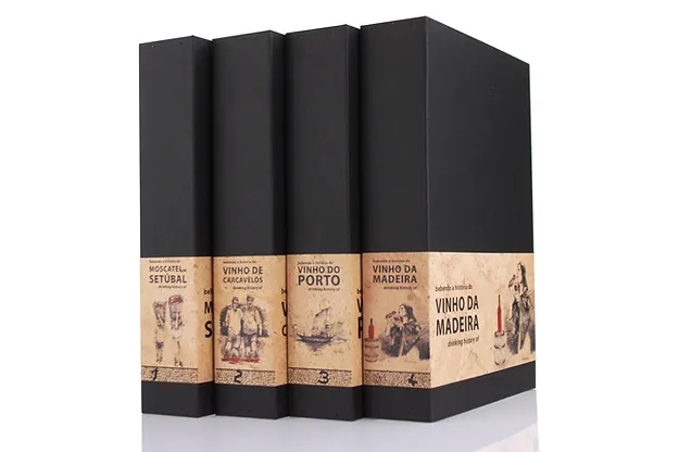 Conjunto de Enciclopédias Bebendo a História Caixa preta com quatro rótulos de vinhos em tom castanho claro com ilustrações