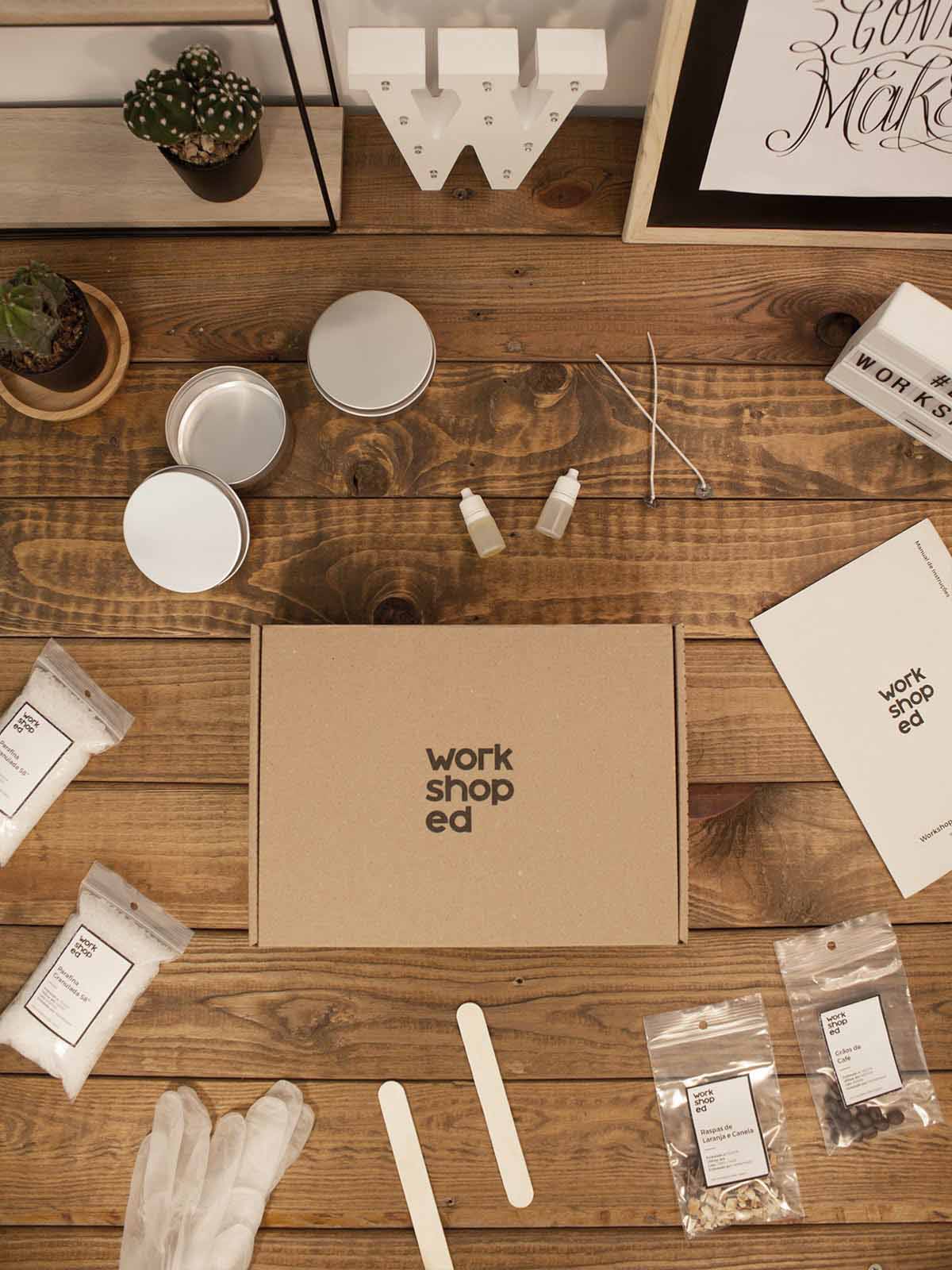 Workshop Box: Velas Aromáticas Mesa com materiais para artesanato e caixa 'worksh op ed' em destaque