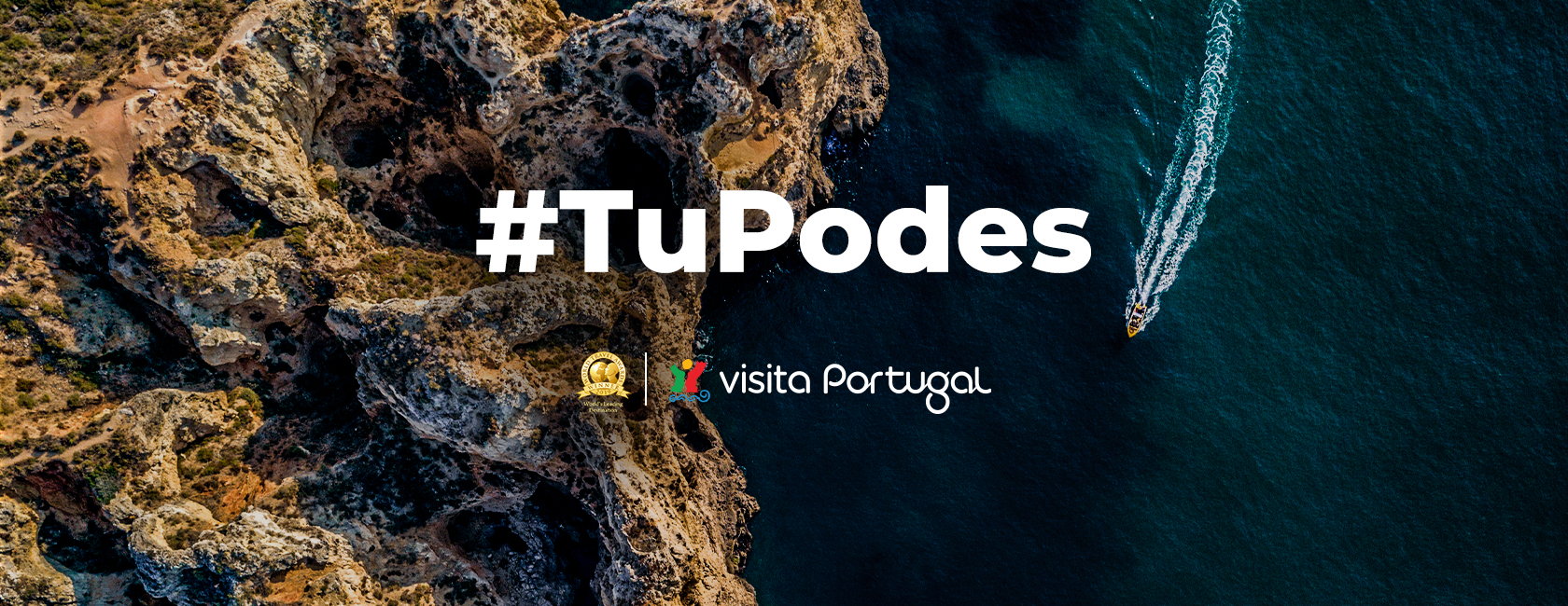 Descubra Portugal penhasco rochoso junto ao mar com barco e texto #TuPodes visita Portugal