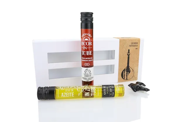 Siga a Andorinha Guitarra Portuguesa Embalagens tubulares transparentes com líquidos vermelho e amarelo, embalagem branca e embalagem de papel marrom com texto e imagem