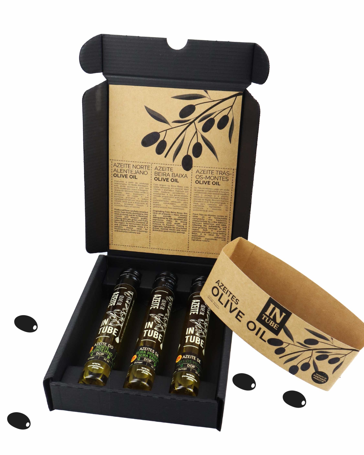 Coffret Natura Azeites Conjunto de três frascos de azeite em caixa preta com tampa aberta e interior em papel kraft com ilustração de ramo de azeitonas.
