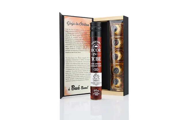 Ginja de Óbidos é Bué Bom! Caixa madeira com tubo e chocolates dourados e texto 'Ginja de Óbidos' e 'é Bué Bom!'