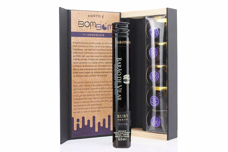 Porto é BomBom - Edição de Natal Embalagem aberta com caixa de chocolates e frasco preto de bebida