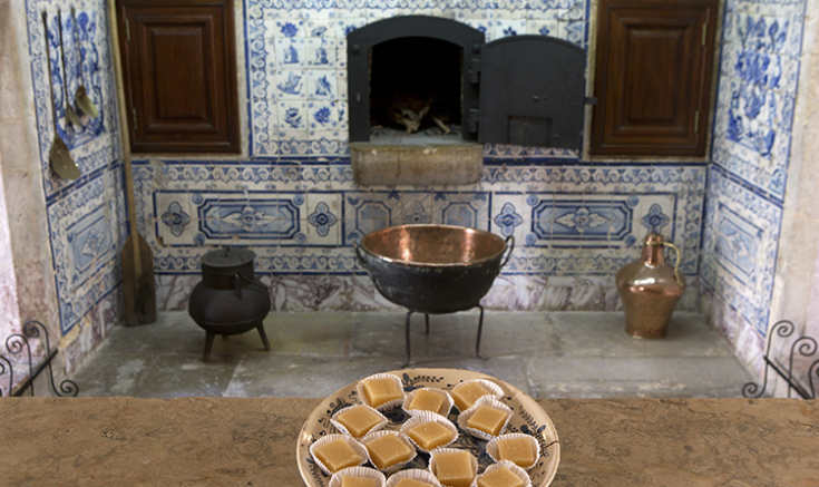 Doçaria Conventual Forno tradicional cerâmico com panela e cuba ao fundo e doces caramelizados em prato à frente