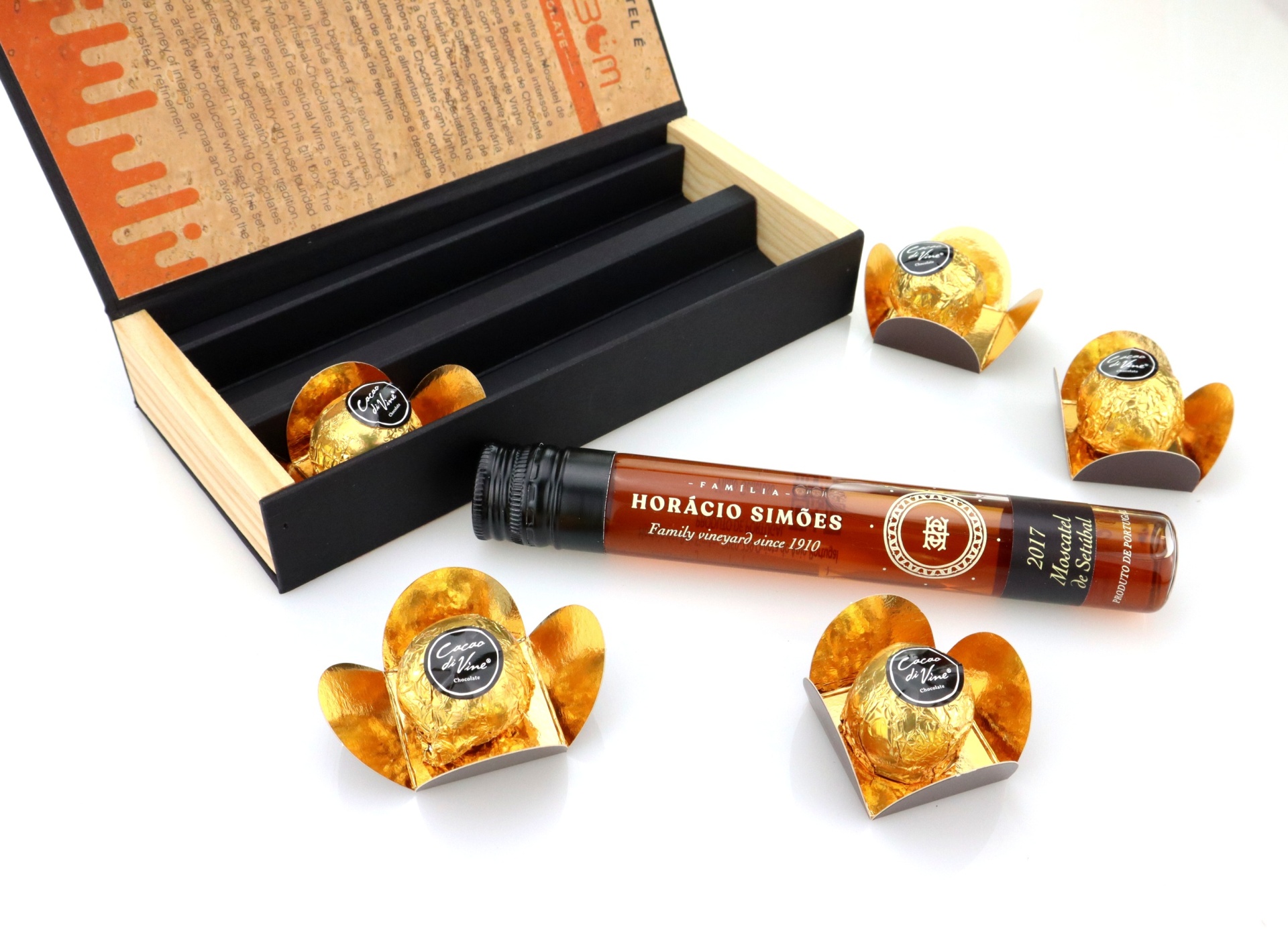 Moscatel é BomBom Caixa com chocolates dourados e frasco de vinho Horácio Simões Moscatel de Setúbal