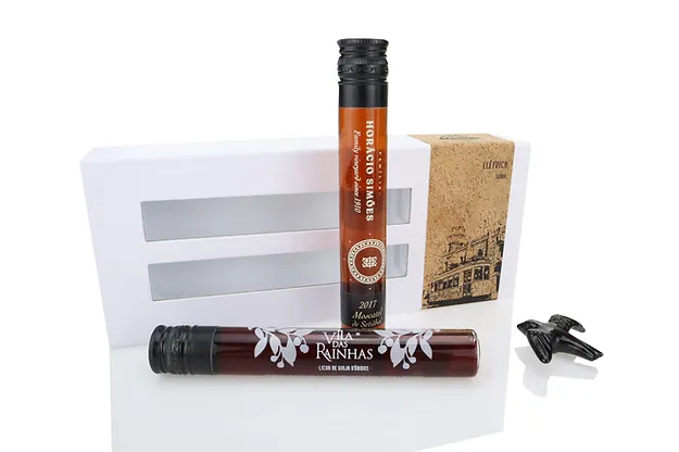 Siga a Andorinha Eléctrico de Lisboa Conjunto de vinho em tubos de vidro, caixa de madeira e saca-rolhas preto