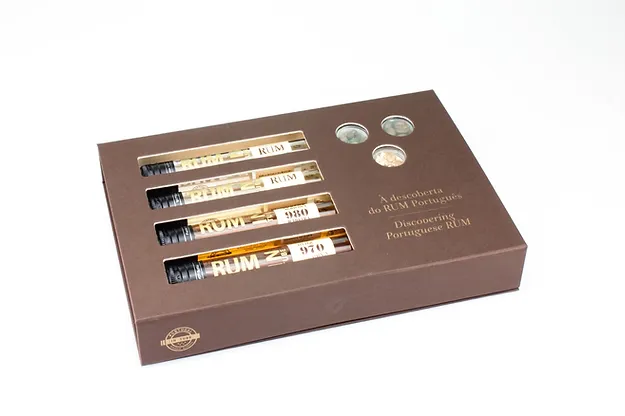 À Descoberta do Rum Português Conjunto de degustação de rum português com quatro frascos e copos em caixa castanha