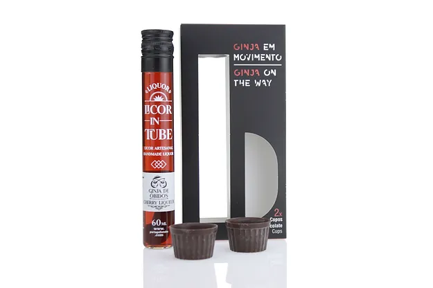 Ginja em Movimento Tubo de licor vermelho numa caixa preta com dois bombons de chocolate